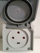 Retour client Ecost Legrand LEG91656 Prise étanche en saillie Prise E 20 A 3p IP55 ik08 i