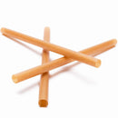 Trois pailles bagasse beige en canne à sucre, écologiques et résistantes, disposées en croix.