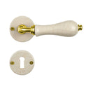 2 poignées sur rosaces rondes LIZON, Entrée de clé pour chambre, Porcelaine beige craquelé, finition coude en Laiton poli doré