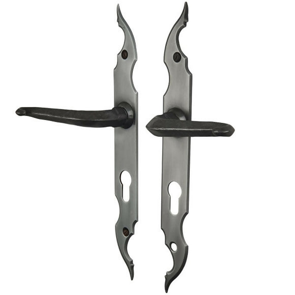 2 poignées de porte sur plaque fine CELTIQUE, Trou de cylindre - entrée - bureau - service, Finition acier aspect fer patiné rouille, Entraxe standard 195 mm