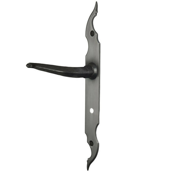 2 poignées de porte sur plaque fine CELTIQUE, Verrou de condamnation pour salle de bain/WC, Finition acier aspect fer forgé patiné, Entraxe standard 195 mm