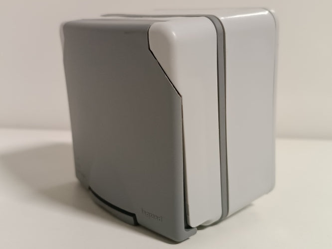 Retour client Ecost Legrand LEG91656 Prise étanche en saillie Prise E 20 A 3p IP55 ik08 i