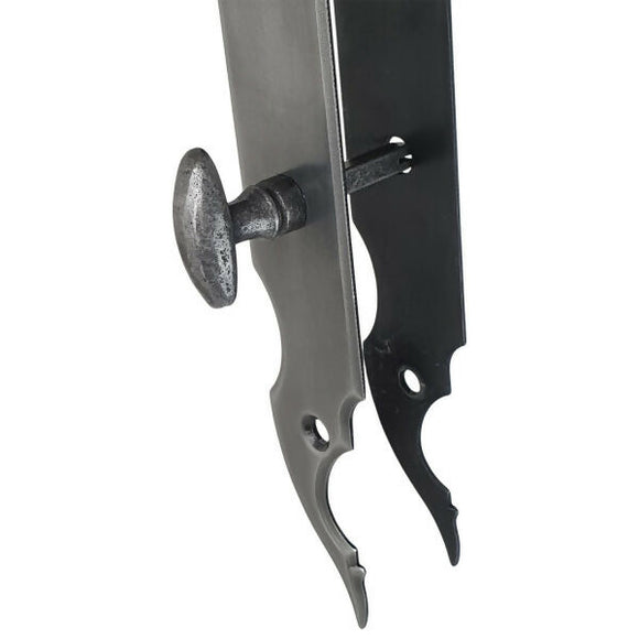 2 poignées de porte sur plaque fine CELTIQUE, Verrou de condamnation pour salle de bain/WC, Finition acier aspect fer forgé patiné, Entraxe standard 195 mm