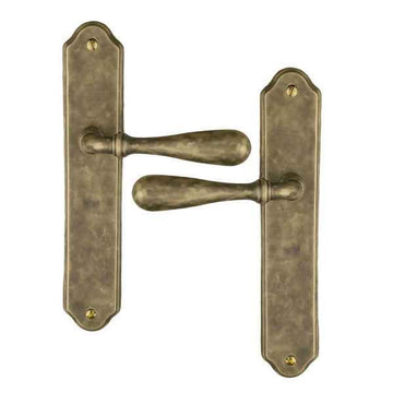 2 poignées de porte sur plaque CARINA, Sans trou pour pièce à vivre, Finition laiton antique, Entraxe standard 195 mm
