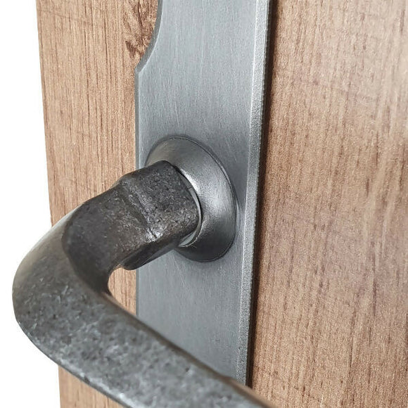 2 poignées de porte sur plaque fine CELTIQUE, Trou de cylindre - entrée - bureau - service, Finition acier aspect fer patiné rouille, Entraxe standard 195 mm