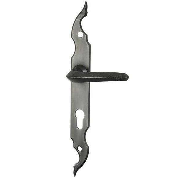 2 poignées de porte sur plaque fine CELTIQUE, Trou de cylindre - entrée - bureau - service, Finition acier aspect fer patiné rouille, Entraxe standard 195 mm