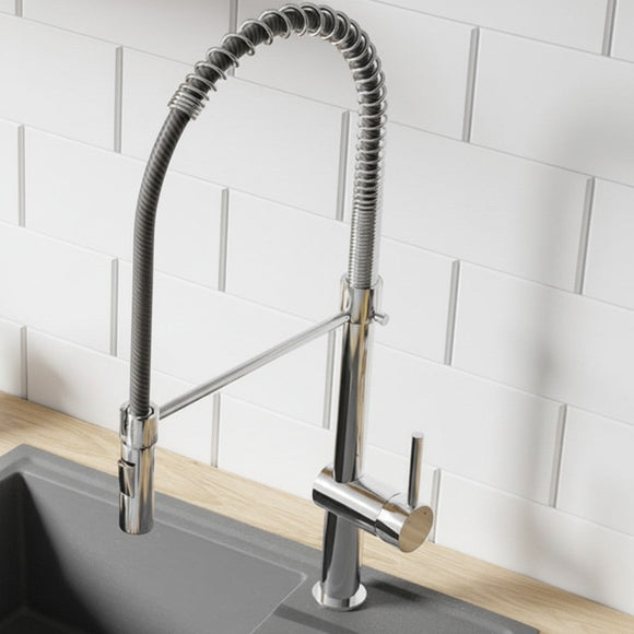 Bagnoclic miscelatore da cucina alto in ottone cromato con doccetta a doppio getto e molla flessibile.