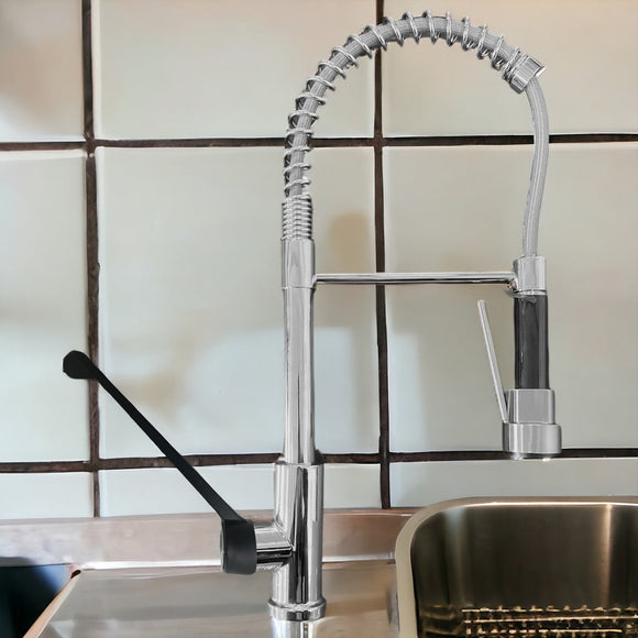 Miscelatore da cucina Bagnoclic in ottone cromato con doccetta flessibile, molla e leva clinica ergonomica, ideale per uso intensivo.