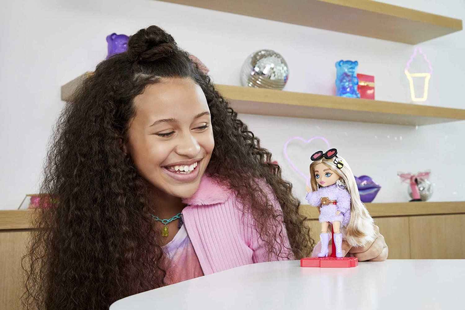 Poupée Barbie® Extra Mini avec manteau de fourrure violet