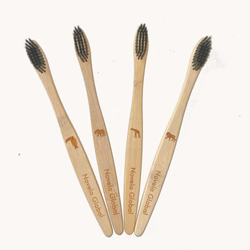 Brosses à dents Jungle en bambou naturel à poils souples.