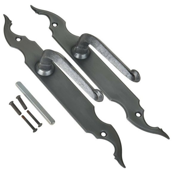 2 poignées de porte sur plaque CELTIQUE, Sans trou pour pièce à vivre, Finition acier aspect fer forgé patiné, Entraxe standard 195 mm
