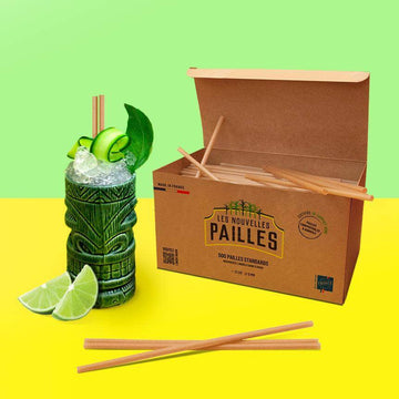 Pailles en bagasse dans un verre à cocktail, avec leur boîte, fabriquées en France.