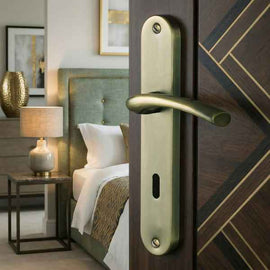 2 poignées de porte sur plaque ALBERTVILLE, Entrée de clé pour chambre, Métal aspect laiton brossé, Entraxe standard 195 mm