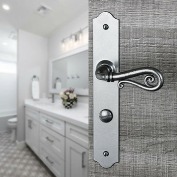 2 poignées de porte sur plaque fine NOBLE, Verrou condamnation pour salle de bain/WC, Finition fer patiné gris, Entraxe 195 mm