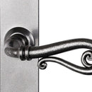 2 poignées de porte sur plaque fine NOBLE, Entrée de clé pour chambre, Finition fer patiné gris, Entraxe 195 mm