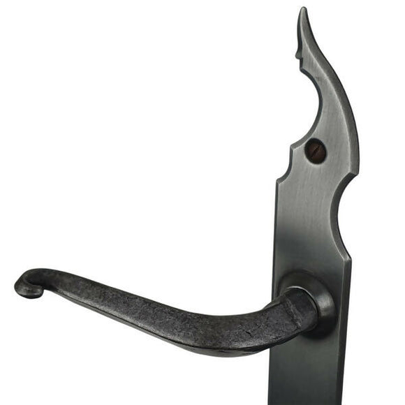 2 poignées de porte sur plaque fine CELTIQUE, Trou de cylindre - entrée - bureau - service, Finition acier aspect fer patiné rouille, Entraxe standard 195 mm