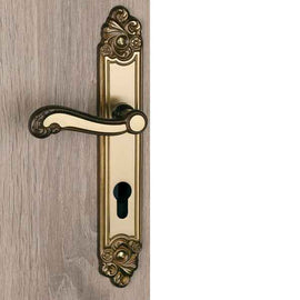 2 poignées de porte sur plaque LOUIS XV, Trou de cylindre - entrée - bureau, Finition zamak doré patiné, Entraxe standard 195 mm