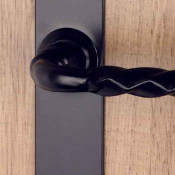 2 poignées de porte sur plaque NANTUA, Verrou condamnation pour salle de bain, Finition aluminium noir, Entraxe standard 195 mm