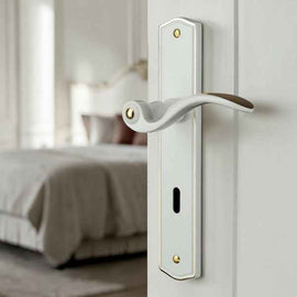 2 poignées de porte sur plaque EVITA, Entrée de clé pour chambre, Finition laiton blanc liseré doré, Entraxe standard 195 mm