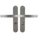 2 poignées de porte sur plaque AUDACE, Verrou condamnation pour salle de bain, Finition aluminium nickel mat, Entraxe standard 195 mm