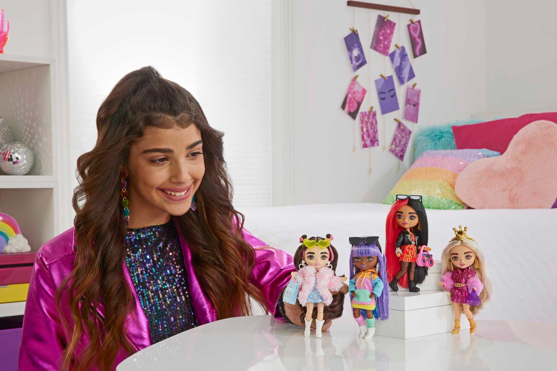 Barbie® Extra Mini nukk puna-mustakirjude juustega