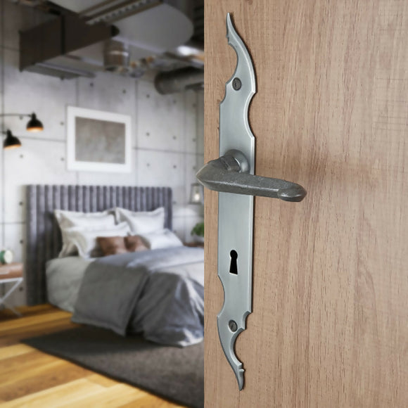 2 poignées de porte sur plaque fine CELTIQUE, Entrée de clé pour chambre, Finition acier aspect fer forgé patiné, Entraxe standard 195 mm