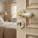 2 poignées sur rosaces rondes LIZON, Entrée de clé pour chambre, Porcelaine beige craquelé, finition coude en Laiton poli doré