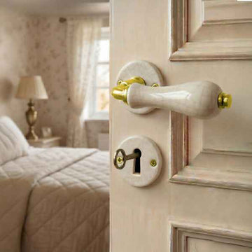 2 poignées sur rosaces rondes LIZON, Entrée de clé pour chambre, Porcelaine beige craquelé, Finition coude en Laiton poli doré