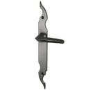2 poignées de porte sur plaque CELTIQUE, Sans trou pour pièce à vivre, Finition acier aspect fer forgé patiné, Entraxe standard 195 mm