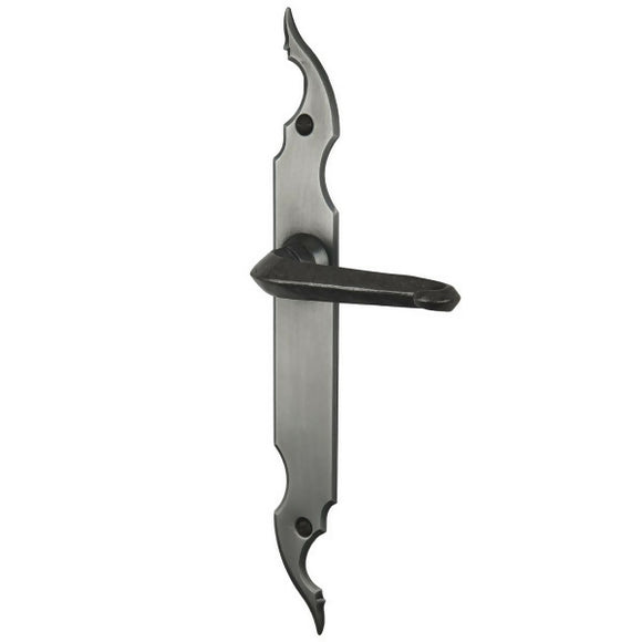 2 poignées de porte sur plaque CELTIQUE, Sans trou pour pièce à vivre, Finition acier aspect fer forgé patiné, Entraxe standard 195 mm