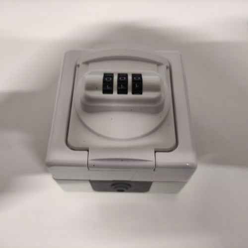 Ecost customer return Kopp BlueElectric 109802008 SurfaceMounted Wet Room Protective Contact Socket