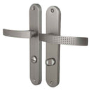 2 poignées de porte sur plaque AUDACE, Verrou condamnation pour salle de bain, Finition aluminium nickel mat, Entraxe standard 195 mm