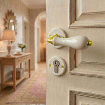 2 poignées sur rosaces rondes LIZON, Trou de cylindre - entrée - bureau - service, Porcelaine beige craquelé, Finition coude en Laiton poli doré