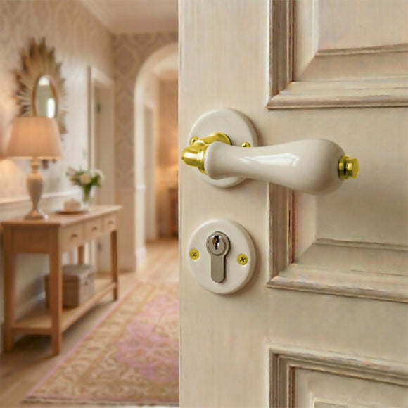 2 poignées sur rosaces rondes LIZON, Trou de cylindre - entrée - bureau - service, Porcelaine beige craquelé, Finition coude en Laiton poli doré