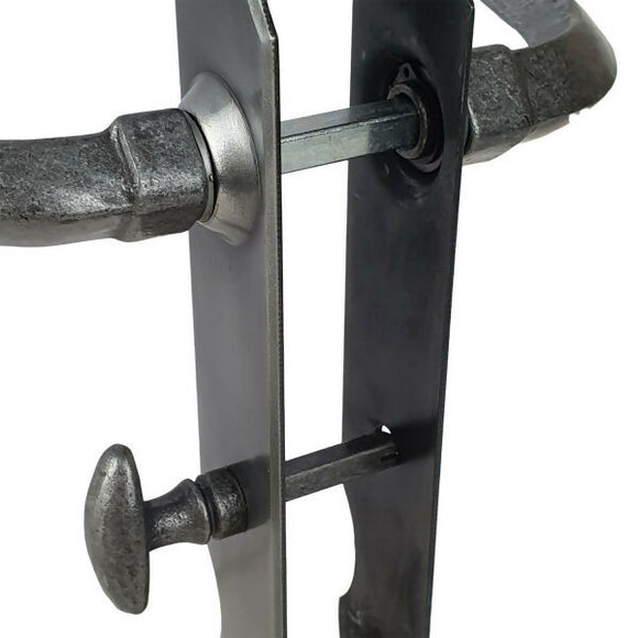 2 poignées de porte sur plaque fine CELTIQUE, Verrou de condamnation pour salle de bain/WC, Finition acier aspect fer forgé patiné, Entraxe standard 195 mm