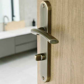 2 poignées de porte sur plaque ALBERTVILLE, Verrou de condamnation pour salle de bain/WC, Métal aspect laiton brossé, Entraxe standard 195 mm
