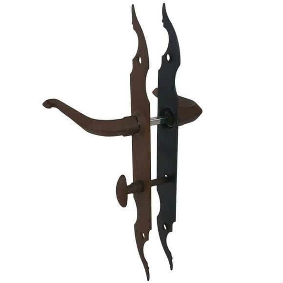 2 poignées de porte sur plaque CELTIQUE, Verrou de condamnation pour salle de bain/WC, Finition acier aspect fer forgé rouille, Entraxe standard 195 mm