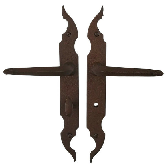 2 poignées de porte sur plaque CELTIQUE, Verrou de condamnation pour salle de bain/WC, Finition acier aspect fer forgé rouille, Entraxe standard 195 mm