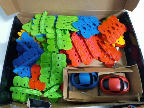 Retour client Ecost Coffret de démarrage Smoby FleXtreme Car Racing Track - 184 rails + voiture de course, Race Tr