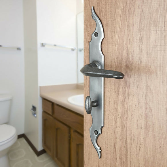 2 poignées de porte sur plaque fine CELTIQUE, Verrou de condamnation pour salle de bain/WC, Finition acier aspect fer forgé patiné, Entraxe standard 195 mm