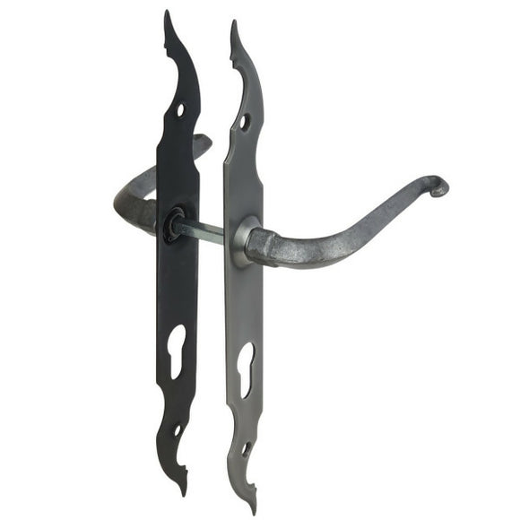 2 poignées de porte sur plaque fine CELTIQUE, Trou de cylindre - entrée - bureau - service, Finition acier aspect fer patiné rouille, Entraxe standard 195 mm