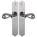 2 poignées de porte sur plaque fine NOBLE, Sans trou pour pièce à vivre, Finition fer patiné gris, Entraxe standard 195 mm