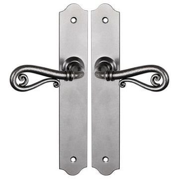 2 poignées de porte sur plaque fine NOBLE, Sans trou pour pièce à vivre, Finition fer patiné gris, Entraxe standard 195 mm