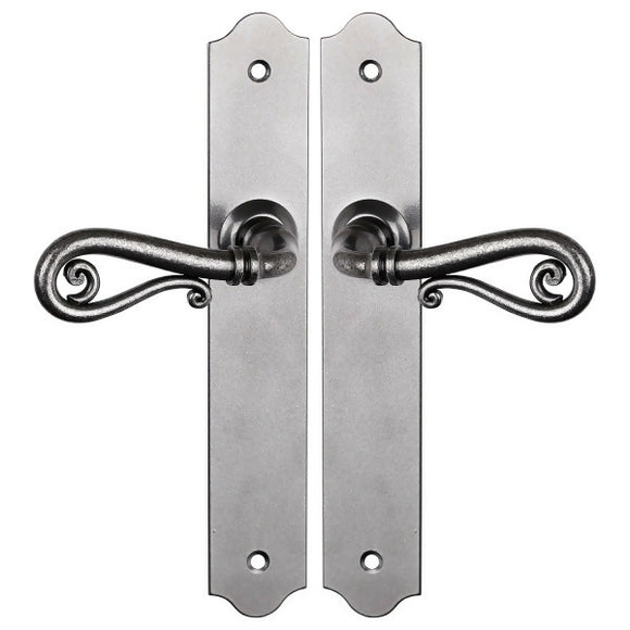 2 poignées de porte sur plaque fine NOBLE, Sans trou pour pièce à vivre, Finition fer patiné gris, Entraxe standard 195 mm