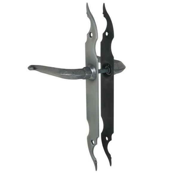 2 poignées de porte sur plaque CELTIQUE, Sans trou pour pièce à vivre, Finition acier aspect fer forgé patiné, Entraxe standard 195 mm