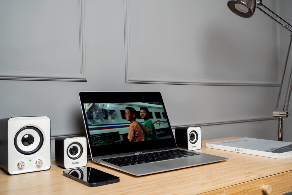 Boxe spacer 2.1 rms : 11 w 2 x 3 w + 5 w contrôle du volume alimentation usb noir et blanc  spb-807  timbre vert 200 lei