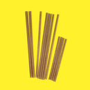 Ensemble de pailles en bagasse sur fond jaune vif, pour cocktails et boissons.