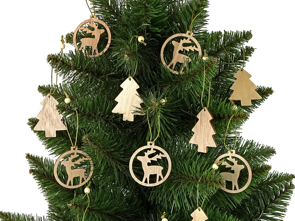 Décoration de sapin de noël en bois avec bombe et renne