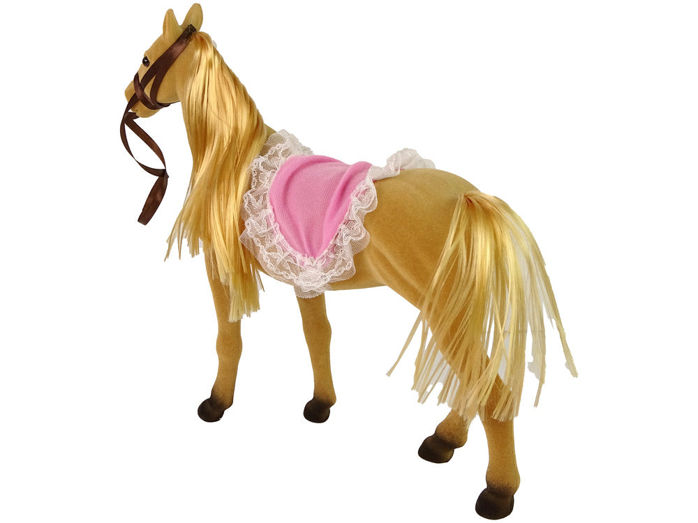 Cavalier de poupée avec figurines de poney marron.