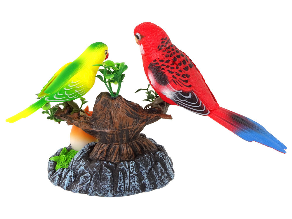 Perruches chantantes et mobiles dans un arbre coloré